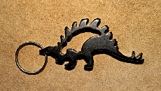 Porte-clés décapsuleur dinosaure Stégosause noir