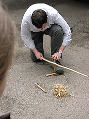 préhistoire expérimentale en Lorraine : atelier fabrication du feu par friction, par Hervé Beaudouin, à Sexey-aux-Forges (Meurthe-et-Moselle)